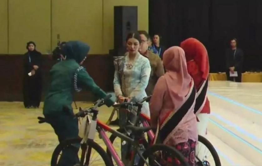 Selvi Ananda Beri Hadiah Sepeda kepada Bunda PAUD dari Daerah Terpencil sebagai Bentuk Apresiasi