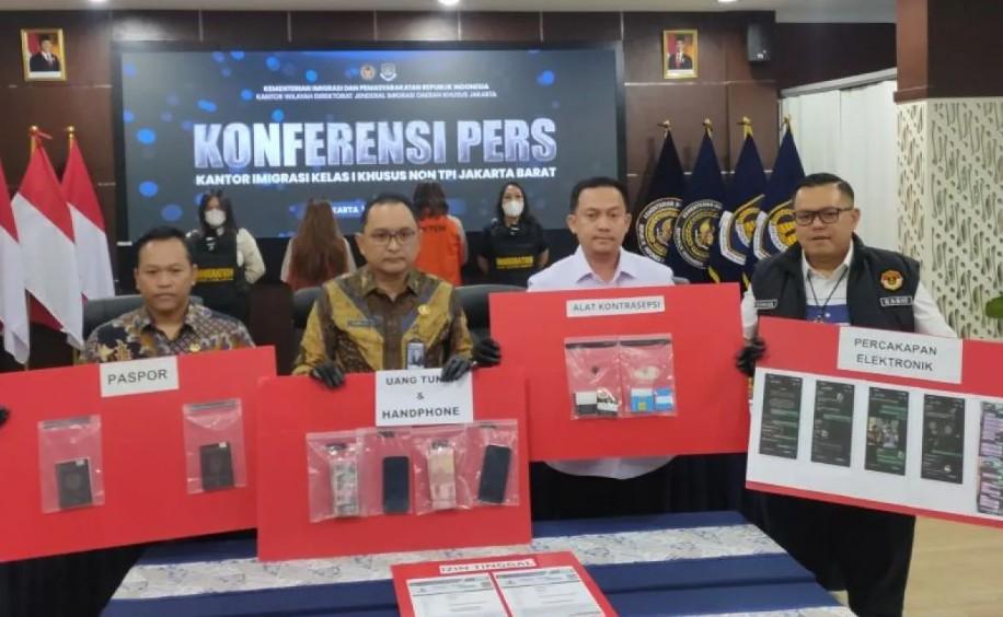 Dua WNA Uzbekistan Ditangkap Imigrasi Jakarta Barat karena Prostitusi Online, Gunakan Visa Kunjungan dan Travel