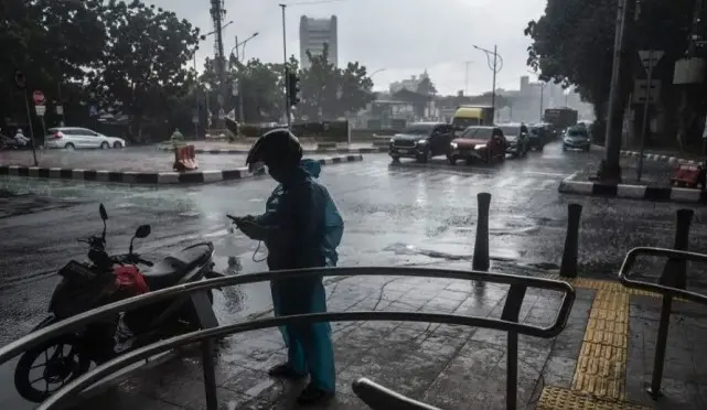 BMKG Prakirakan Hujan Lebat, Petir, dan Angin Kencang di Sejumlah Kota Besar pada 15 November 2025