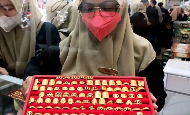 Harga Emas Antam Turun Rp50.000 per Gram pada 15 November 2025