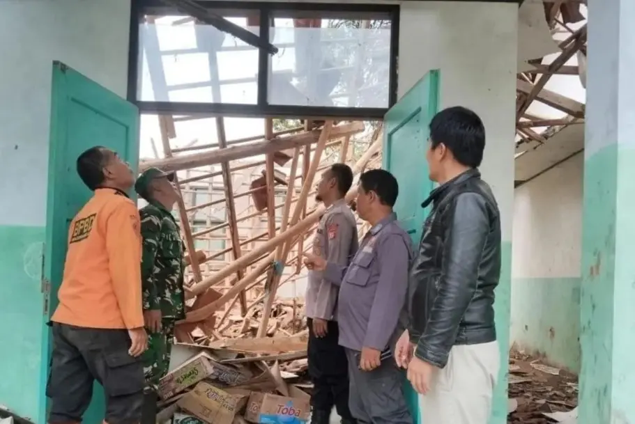 Ruang Kelas SMPN 1 Peundeuy Ambruk Dihantam Cuaca Ekstrem, Tak Ada Korban Jiwa