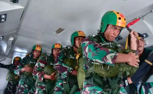 Puspenerbal Kerahkan Pesawat Casa Dukung Latihan Terjun Marinir TNI AL di Juanda