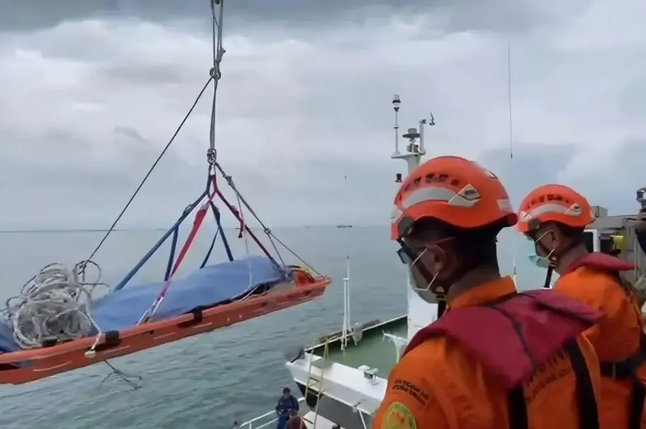 ABK Asal Filipina Dievakuasi dari Kapal MV Girolando Express dalam Operasi SAR Gabungan di Perairan Karang Jamuang