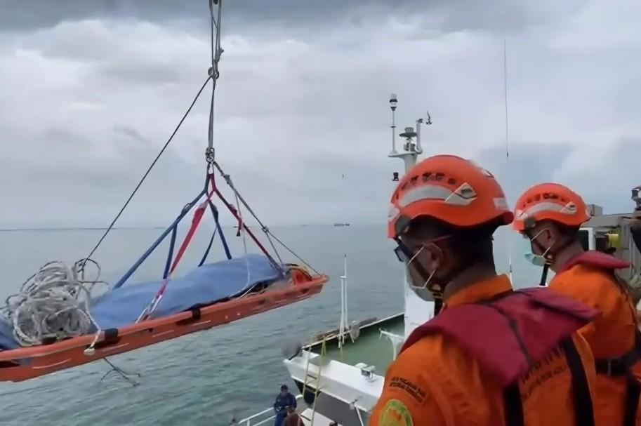 ABK Asal Filipina Dievakuasi dari Kapal MV Girolando Express dalam Operasi SAR Gabungan di Perairan Karang Jamuang