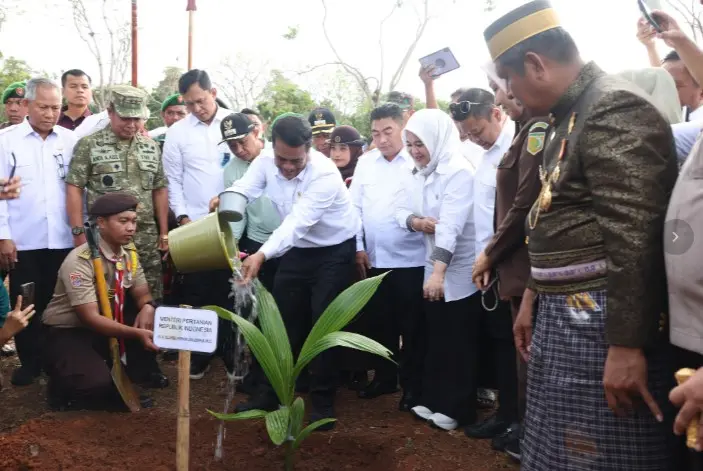 Percepat Hilirisasi Kelapa Nasional, Mentan Amran Launching Gerakan Menanam Lima Juta Kelapa di Selayar