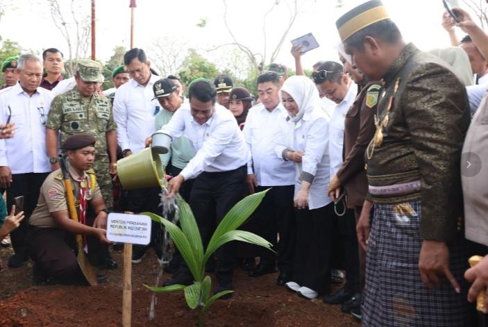 Percepat Hilirisasi Kelapa Nasional, Mentan Amran Launching Gerakan Menanam Lima Juta Kelapa di Selayar