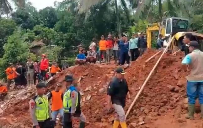 Gubernur Jateng Imbau Warga Tingkatkan Kewaspadaan Usai Longsor Mematikan di Cilacap