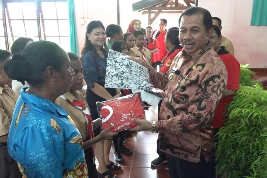 Ratusan Siswa SMK dan SMA di Jayapura Terima Bantuan Seragam Sekolah dari Pemkot