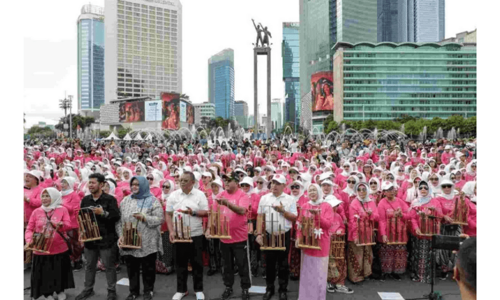 1.000 Lansia Mainkan Angklung di CFD Jakarta, Rano Karno Buka Peluang Pertunjukan Rutin di Tahun Mendatang