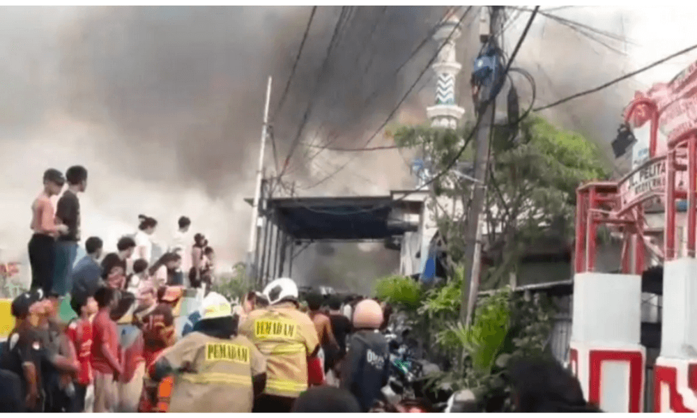 Kebakaran di Jati Pulo Hanguskan 50 Rumah, 350 Jiwa Mengungsi ke Lapangan Taman Jati