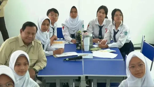 Prabowo Luncurkan Penggunaan Smartboard Nasional Saat Kunjungan ke SMPN 4 Bekasi