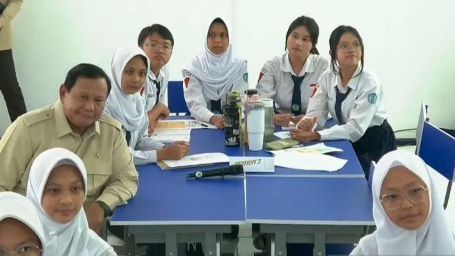 Prabowo Luncurkan Penggunaan Smartboard Nasional Saat Kunjungan ke SMPN 4 Bekasi