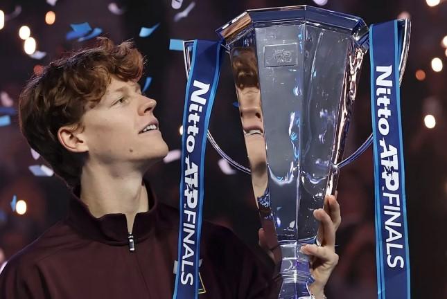 Jannik Sinner Taklukkan Alcaraz dan Juara ATP Finals 2025 Tanpa Kehilangan Set