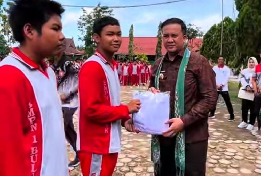 Bupati Lamandau Realisasikan Janji Kampanye dengan Luncurkan Program Seragam Gratis bagi Siswa Baru
