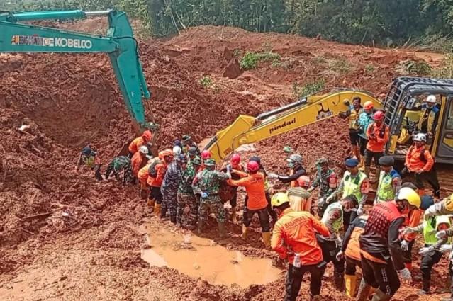 Tim SAR Fokuskan Pencarian Korban Longsor di Tarukahan Cilacap