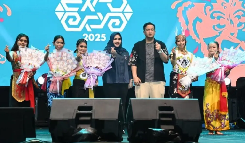 Bupati Lamandau Serahkan Penghargaan Lomba Tari Dayak Kreasi pada Lamandau Festival 2025