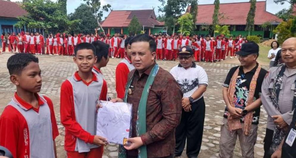 Bupati Lamandau Bagikan Seragam Sekolah Gratis dan Hibah Pendidikan di Kecamatan Bulik