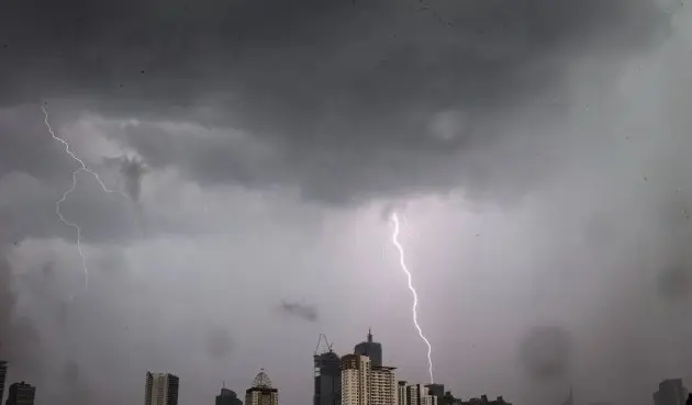 BMKG Peringatkan Hujan Petir Landa Jakarta pada Senin Malam