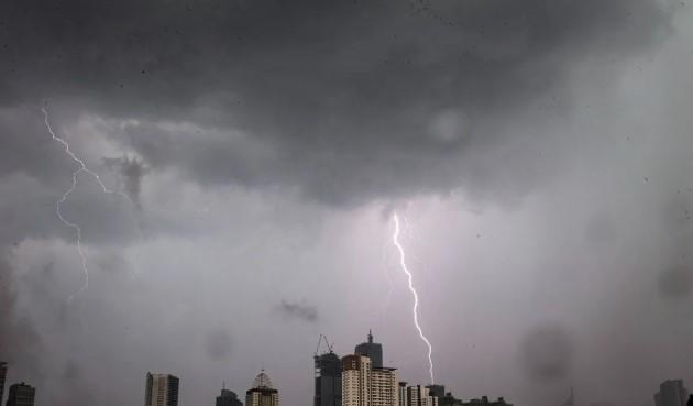 BMKG Peringatkan Hujan Petir Landa Jakarta pada Senin Malam