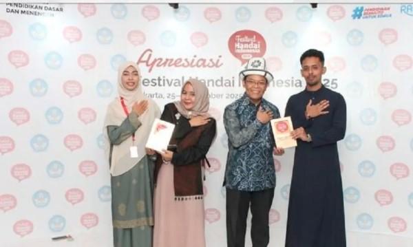 Dua Mahasiswa Internasional Unja Juara Lomba Berpantun FHI 2025