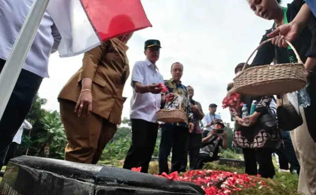 Peringati HKN, Wamenkes Pimpin Tabur Bunga untuk 2.087 Tenaga Kesehatan yang Gugur saat Pandemi