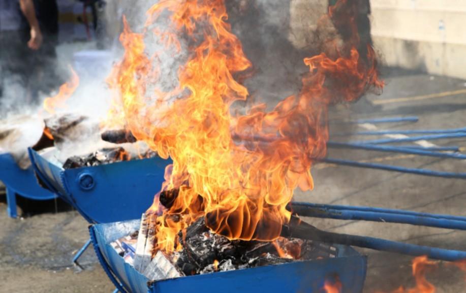 Pemusnahan Ratusan Ribu Batang Rokok dan Ratusan Liter MMEA Ilegal di Kotabaru, Kalsel