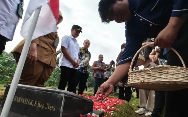 Kementerian Kesehatan Gelar Upacara Tabur Bunga untuk Hormati Tenaga Medis yang Gugur dalam Penanganan COVID-19