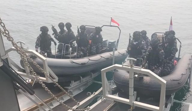 KRI Bung Hatta Gelar Gladi Bersih Latihan Penyergapan Kapal di Laut Morowali