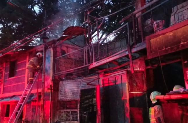 Kebakaran Hebat Hanguskan Tempat Usaha Fotokopi di Cengkareng, 14 Mobil Damkar Dikerahkan