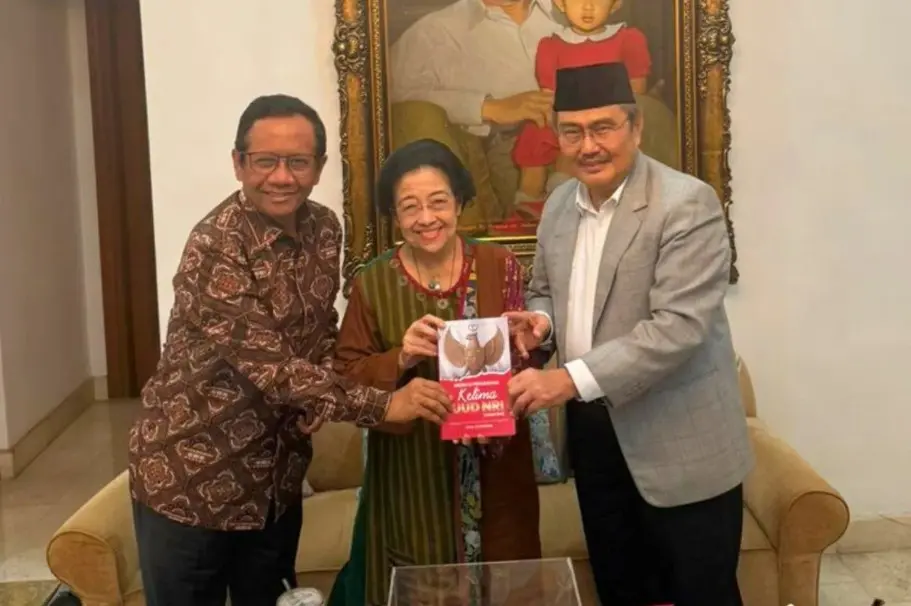 Jimly Serahkan Buku Gagasan Amandemen Kelima UUD 1945 kepada Megawati, Bahas Posisi MPR dan Masa Depan Konstitusi