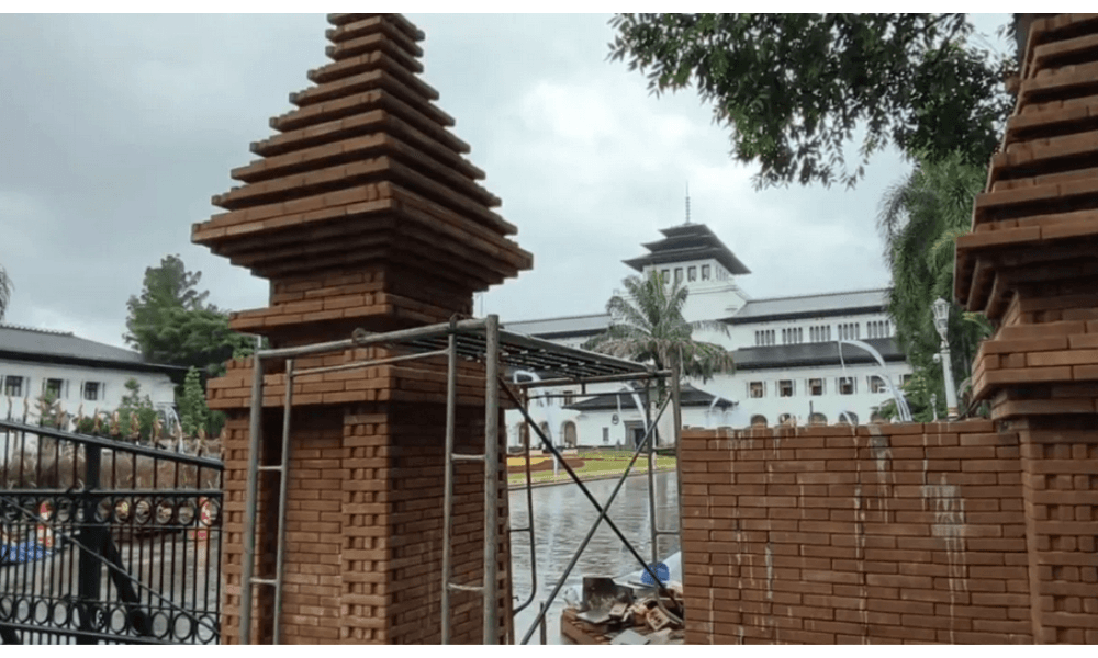 DPRD Jabar Soroti Ketimpangan Anggaran: Gapura Rp3,9 Miliar vs Pelestarian Situs Budaya Rp156 Juta