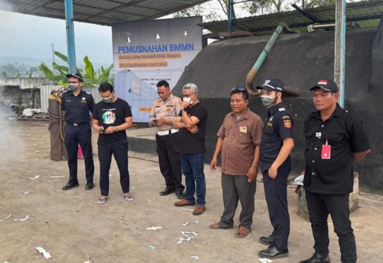 Bea Cukai Tanjung Perak Musnahkan Barang Hasil Penindakan Impor