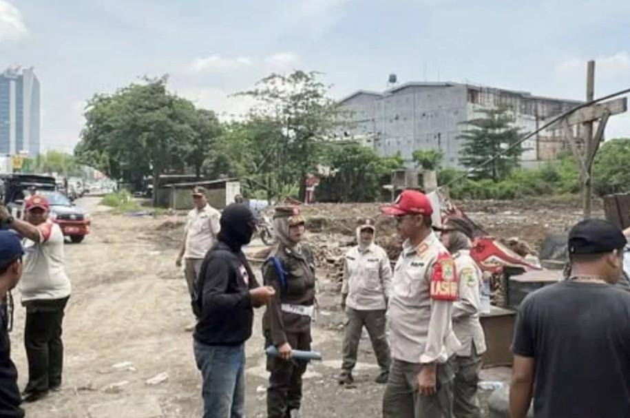 Satpol PP Karawang Bongkar 179 Bangunan Liar di Akses Gerbang Tol Karawang Barat untuk Tertibkan Kawasan Strategis