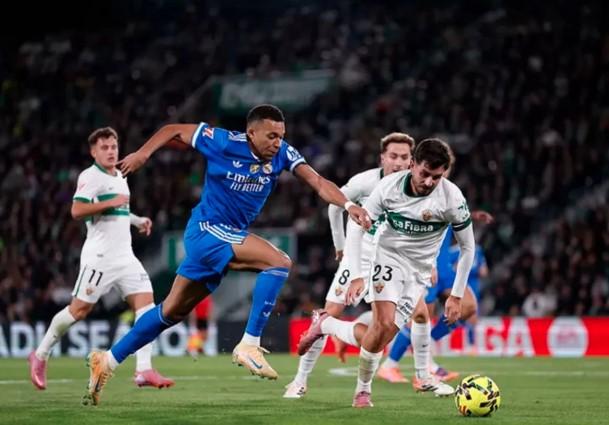 Real Madrid Puncaki Klasemen Usai Bermain Imbang 2-2 Kontra Elche di Martinez Valero