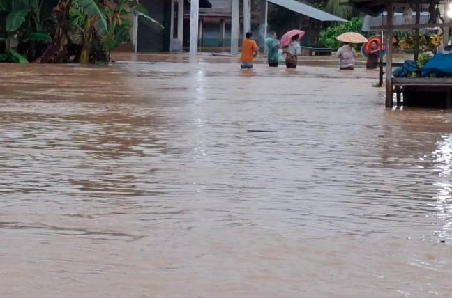 Arus Lalu Lintas Terputus akibat Luapan Sungai Batang Pasaman di Sumatera Barat