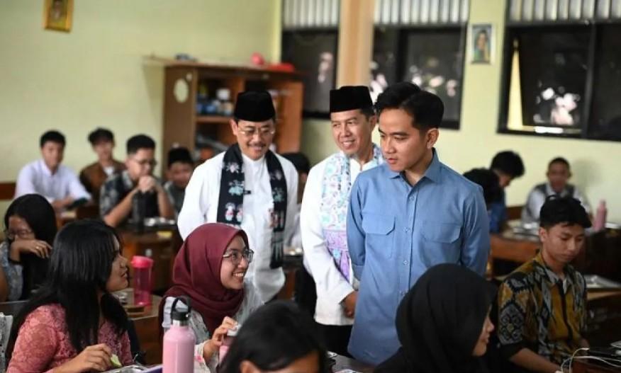 Gibran Tinjau Program Makan Bergizi Gratis di SMAN 14 Jakarta pada Momen Hari Guru