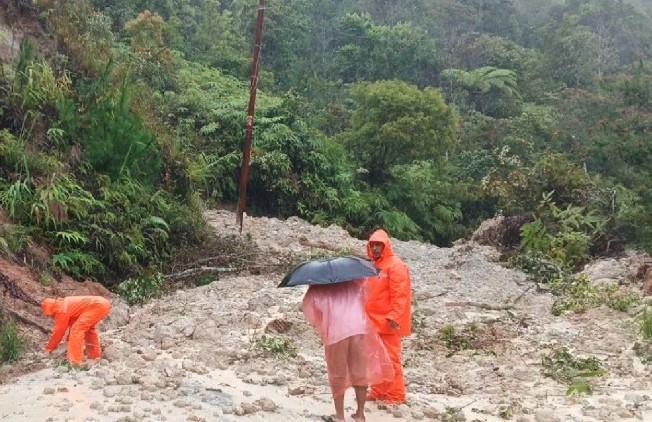 Longsor Putuskan Akses Jalan Padangsidimpuan–Medan, Dua Titik Tertutup Material Tebing Runtuh