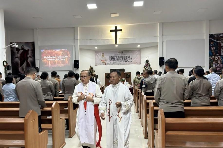 Kardinal Suharyo Beri Pemberkatan TNI-Polri di Batam, Tekankan Peran Rohani dalam Tugas Negara