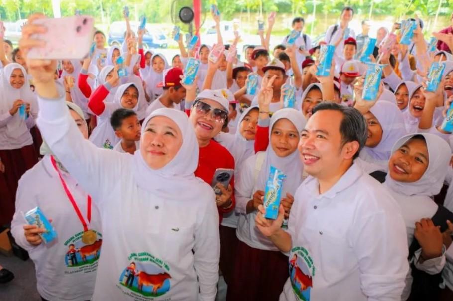 Produksi Susu di Jawa Timur Capai 476 Ribu Ton, Gubernur Ajak Ratusan Siswa SD Minum Susu Bersama