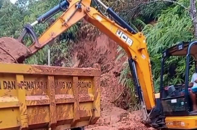 Pemkot Padang Angkut 20 Ton Sampah di Pantai Muaro Lasak dan Tangani Longsor Akibat Cuaca Ekstrem
