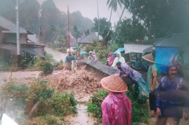 Banjir dan Longsor Putuskan Akses Jalan di Agam, 13 Kecamatan Terdampak Bencana