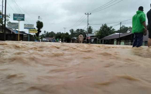 Banjir Akibat Luapan Sungai Batang Anai Putuskan Akses Padang–Bukittinggi, Warga dan Sopir Terjebak