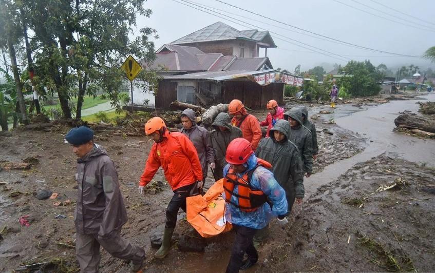 Dua Korban Tewas, Puluhan Masih Dicari Akibat Banjir Bandang di Malalak Agam