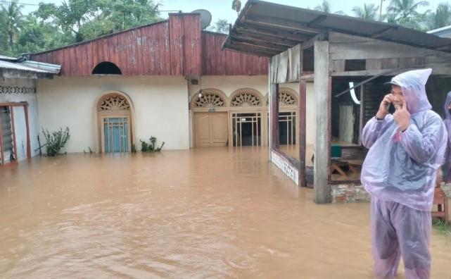 Kapolsek Imbau Warga Pasar Usang Segera Mengungsi, Jalan Padang–Bukittinggi Lumpuh Akibat Banjir