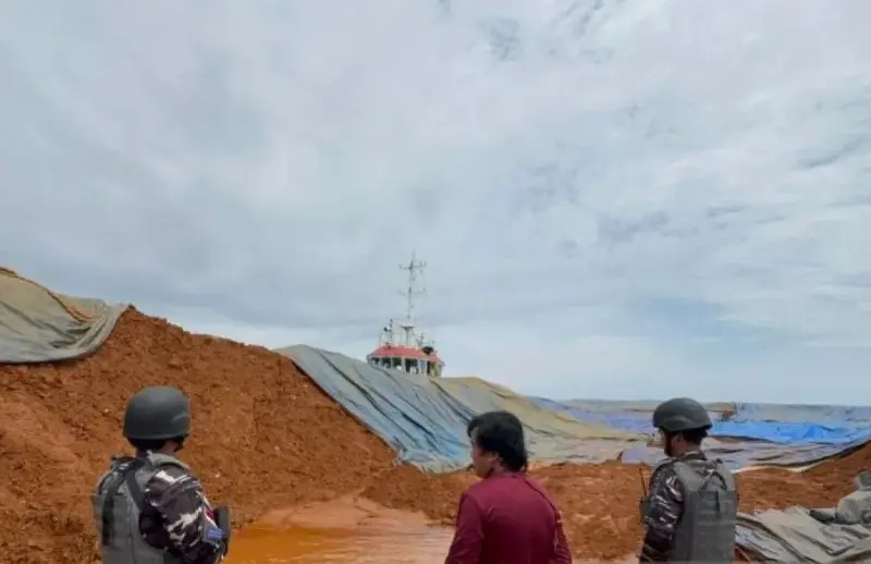 TNI AL Tangkap Kapal Pengangkut Ore Nikel Ilegal di Perairan Sulawesi Tenggara