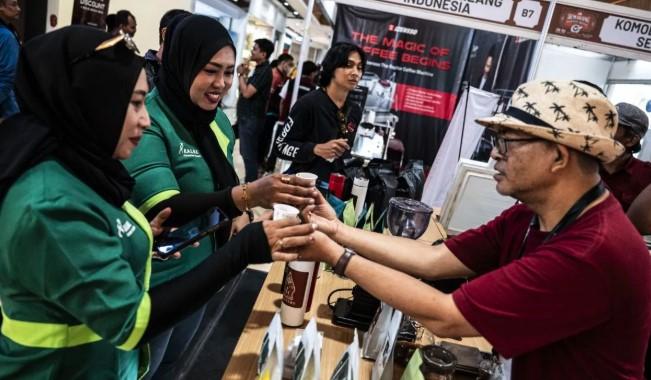 Dari Tanah Menuju Cangkir: Menelusuri Jejak Kopi dari Warung Tradisional hingga Kafe Modern
