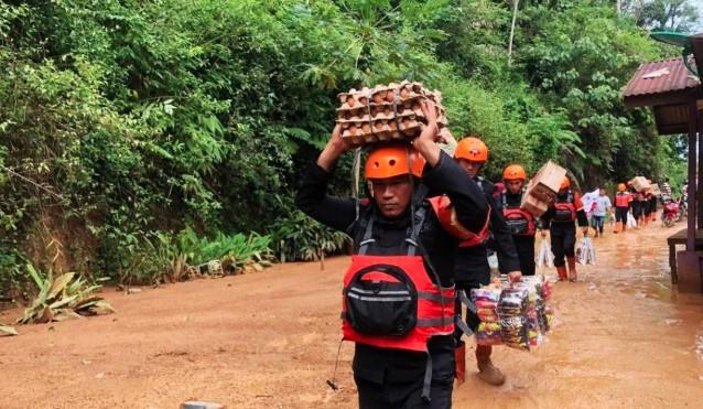 Brimob Salurkan Bantuan Logistik ke Wilayah Terisolasi Akibat Bencana di Tapanuli Utara