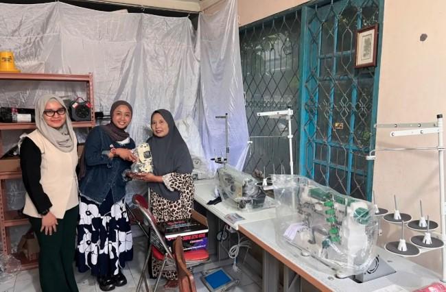ISI Yogyakarta Dukung Kemandirian Penjahit Disabilitas Sleman Lewat Penyerahan Alat Produksi