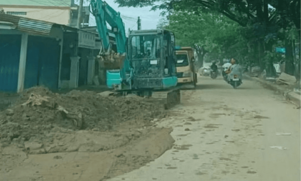 Warga Padang Bersihkan Rumah dan Jalan Pasca Galodo, Polisi Turun Bantu Evakuasi Lumpur