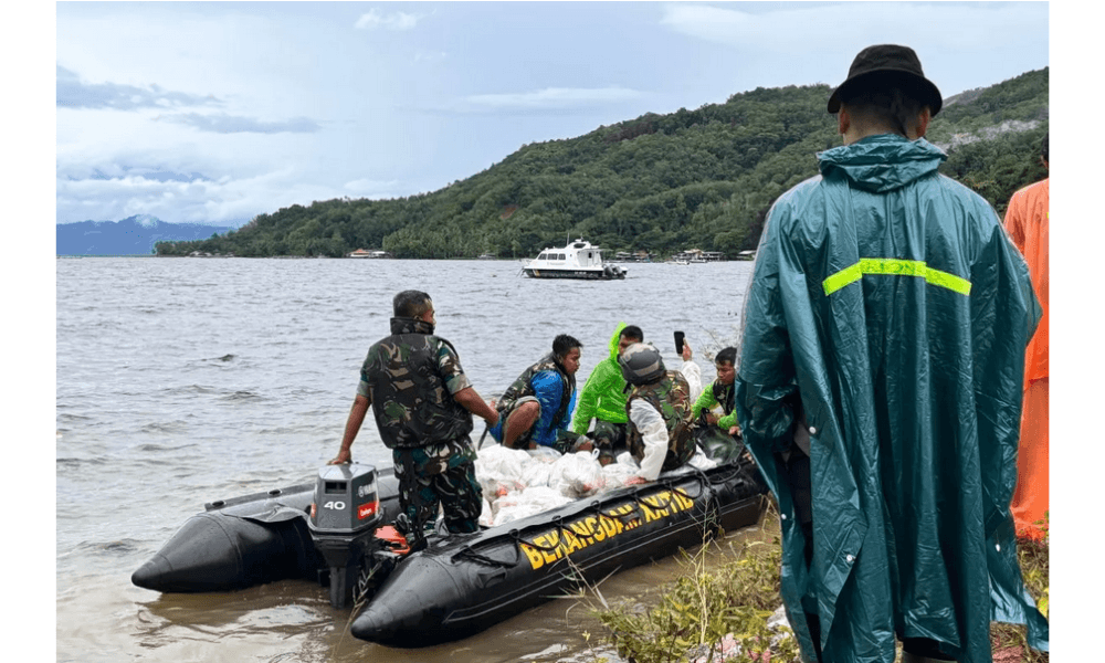 Pemkab Solok Distribusikan Bantuan Pakai Perahu ke Dua Nagari Terisolasi, Wabup Tinjau Langsung Warga Terdampak